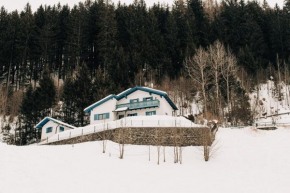 Charming chalet with sauna + views!